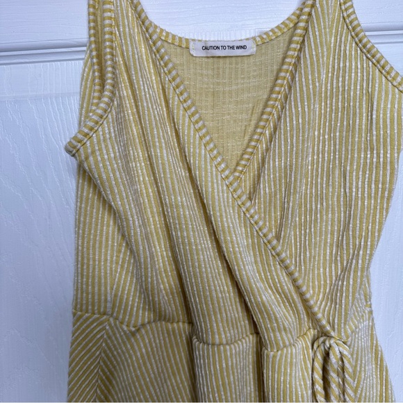 Caution To The Wind Top Sleeveless Ruffles Striped Yellow & White Sz Extra Small - Picture 4 of 16